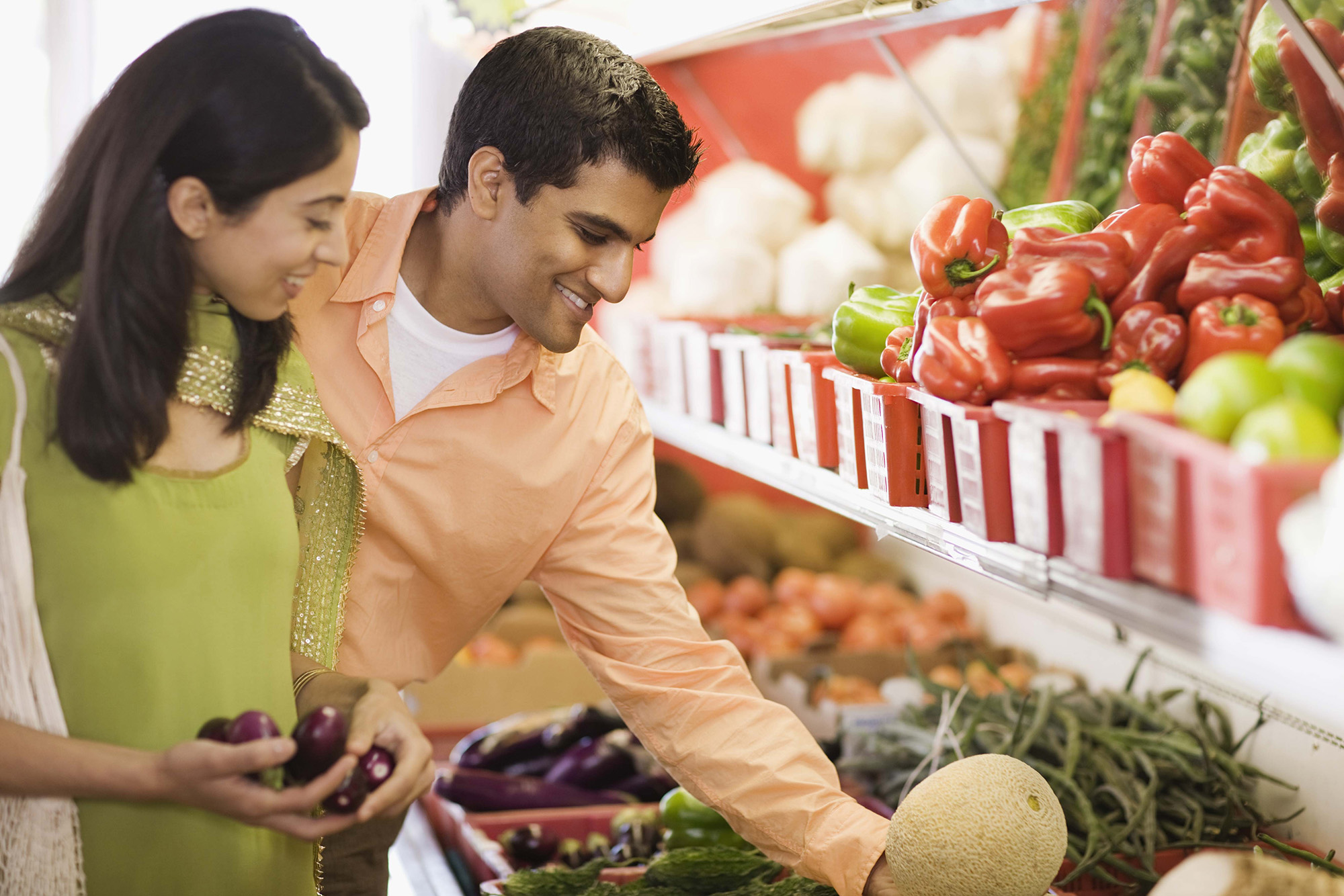 Young couple grocery shopping in Santa Clara